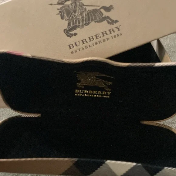 - Burberry Clam Glasses Case NEW With Box - Picture 2 of 9
